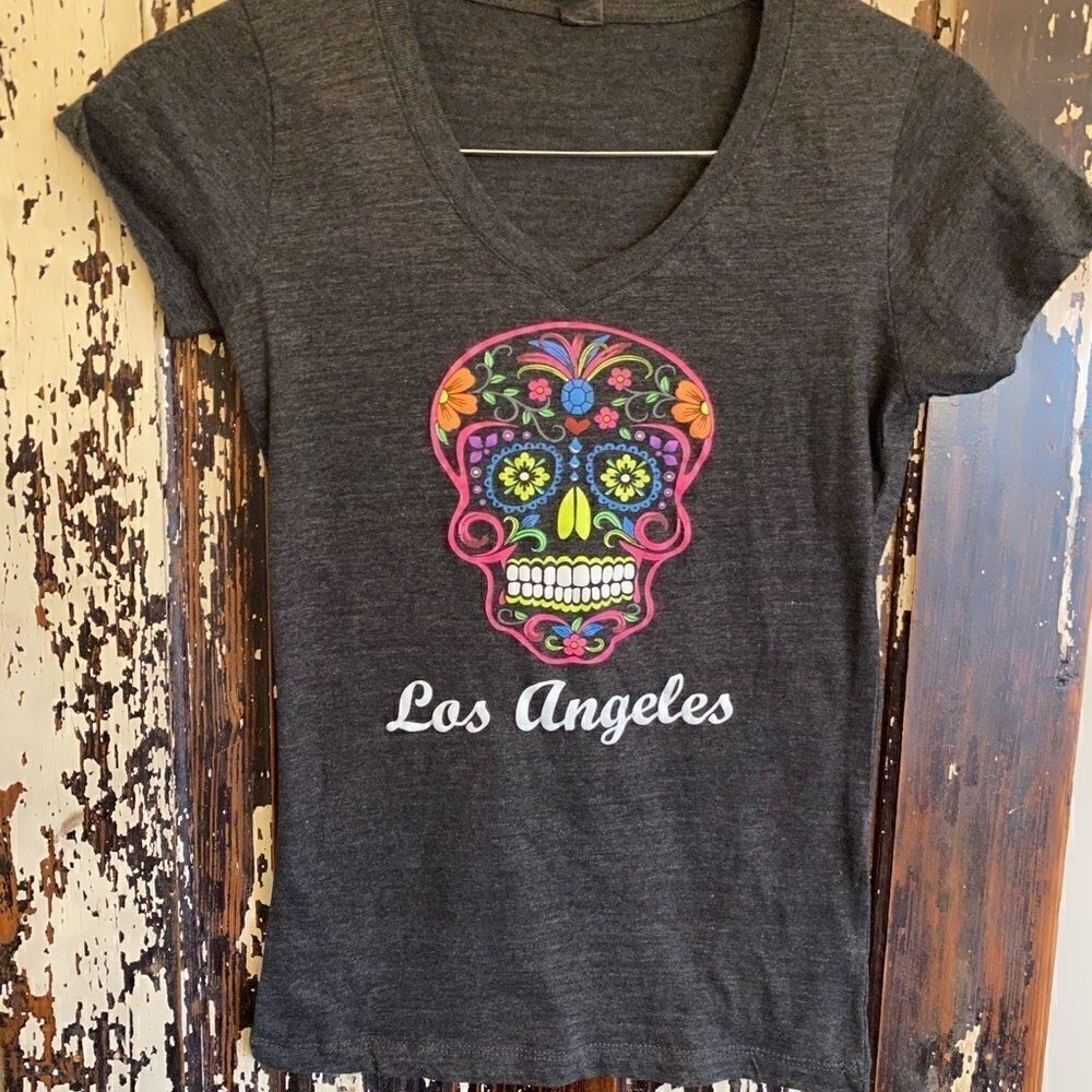 EUC Los Angeles Sugar Skull vneck. Size M